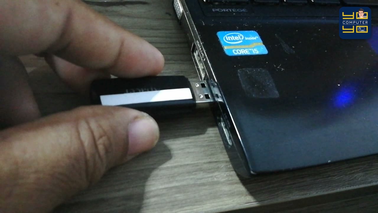 เสียบแฟลชไดรฟ์ตัวบูตเข้าช่องพอร์ต USB ด้านข้างโน้ตบุ๊ก Toshiba ก่อนกดเปิดเครื่อง