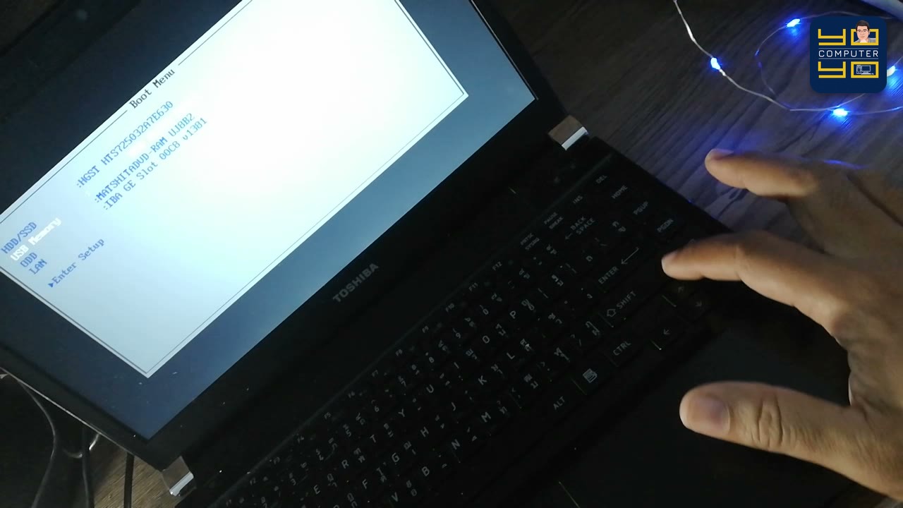 เลื่อนแถบไฮไลต์ไปที่บรรทัด USB Memory แล้วกดปุ่ม Enter บนคีย์บอร์ด