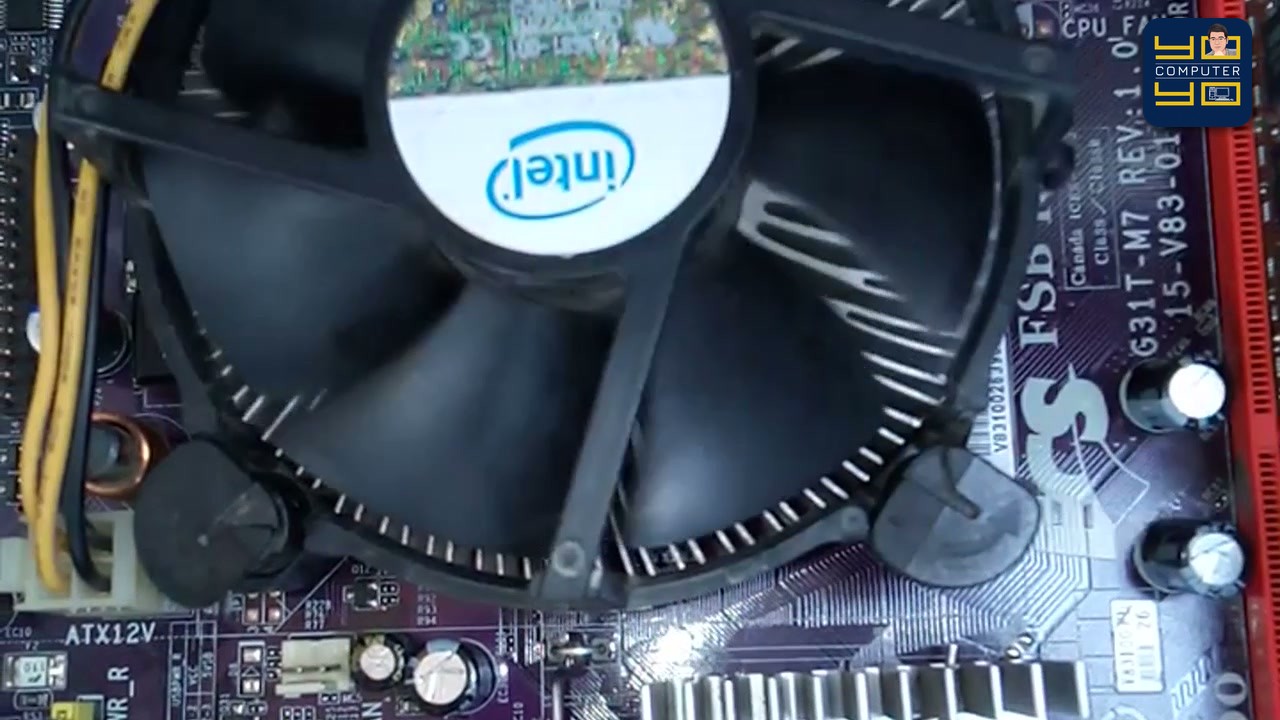 เมื่อหยอดซิลิโคนใหม่ลงบน CPU และประกอบพัดลมเข้ากับก้อนซิงก์แล้ว ให้วางกลับลงบนเมนบอร์ดให้ตรงรูทั้ง 4 มุม กดข…
