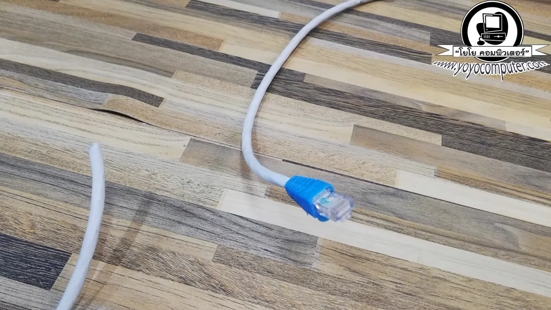 สายที่ถูกตัดออกนะครับที่ถูกกับไว้แล้วก็ มีสายเส้นนึงครับมาต่อเข้ากับ โต๊ะคอมพ...