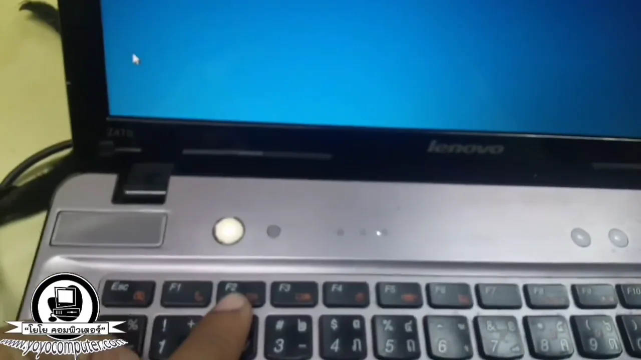 นิ้วชี้ปุ่ม F2 บนคีย์บอร์ดโน้ตบุ๊ค Lenovo IdeaPad