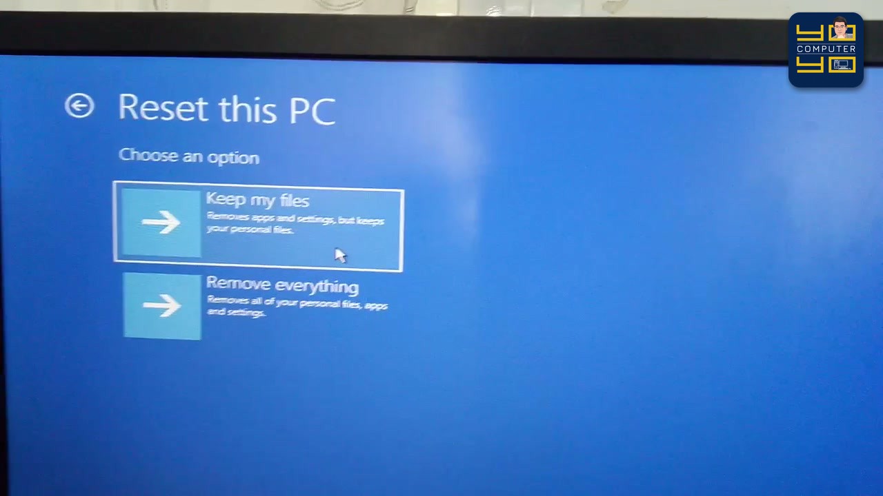 ในหน้าจอ Reset this PC จะมีสองตัวเลือกสำคัญ ให้เราคลิกเลือกที่กรอบด้านบนคือ Keep my files ซึ่งระบบจะทำการติด…