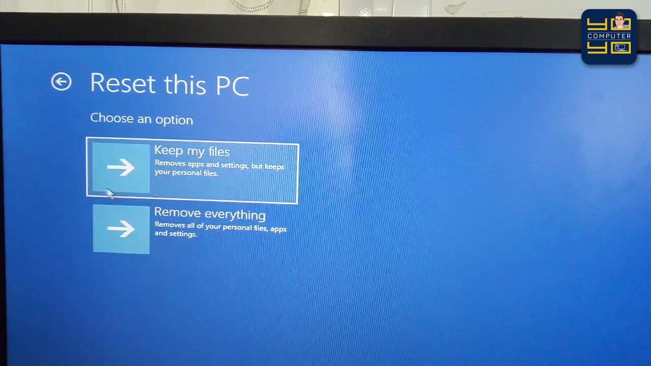 ข้อควรระวังสำคัญ คือในหน้า Reset this PC ถ้าในเครื่องยังมีไฟล์งานสำคัญที่ยังไม่ได้สำรองข้อมูล ให้เลือกหัวข้อ…