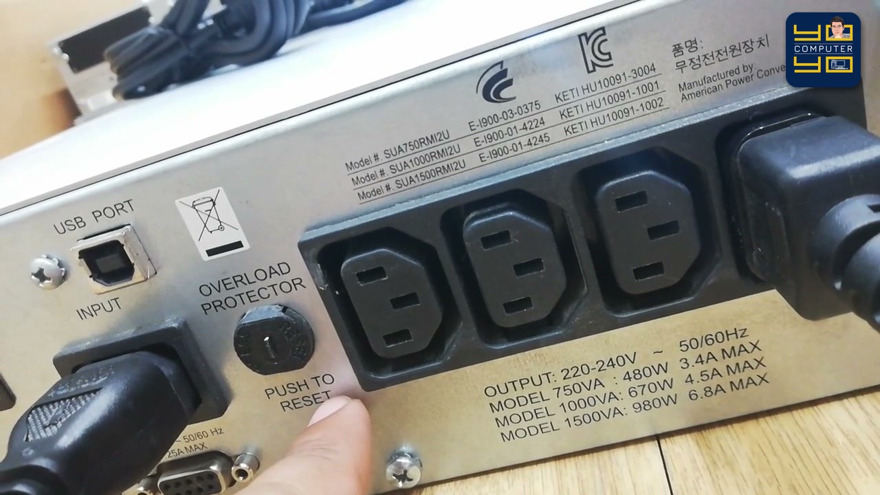 มาดูด้านหลังเครื่อง รุ่นนี้ใช้เต้ารับแบบ IEC C13 สามขาเหลี่ยม ช่องเสียบไฟเข้าและช่องจ่ายไฟออกต้องใช้สายไฟเฉพ…
