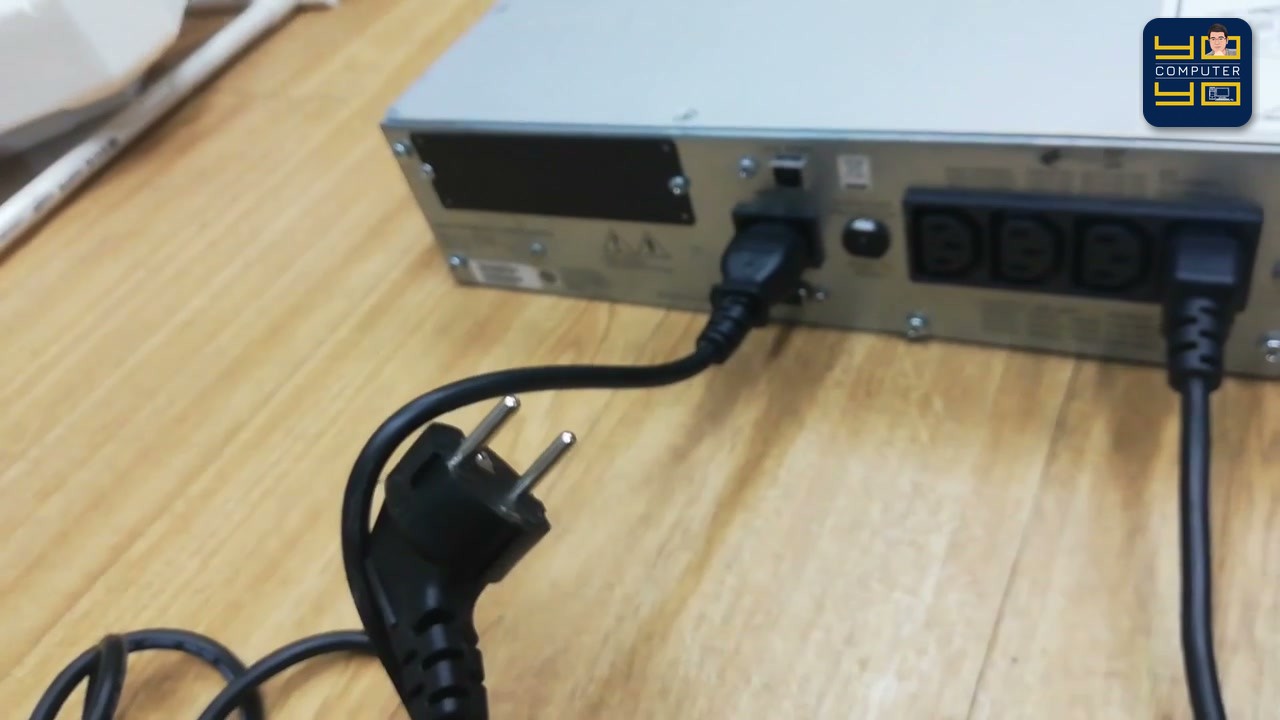 เมื่อตรวจเช็กทุกจุดเรียบร้อยแล้ว ให้เสียบสายไฟหลักเข้าที่ช่อง INPUT ด้านซ้ายเพื่อเริ่มชาร์จแบตเตอรี่ชุดใหม่…