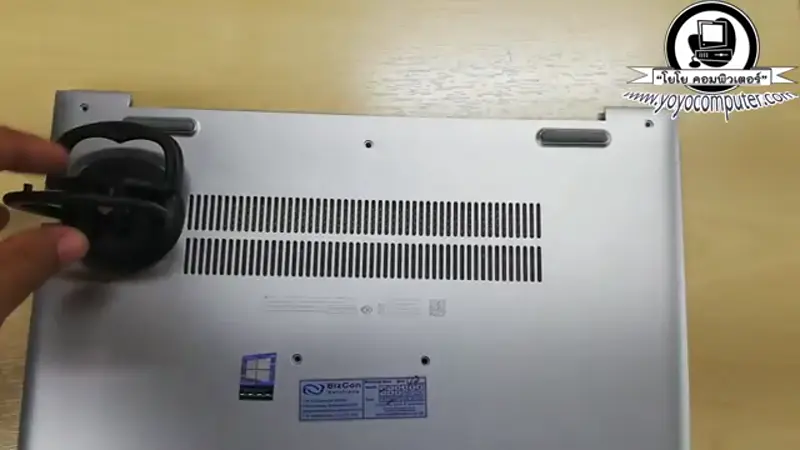 โน้ตบุ๊ค HP พลิกคว่ำเตรียมแกะฝาหลัง