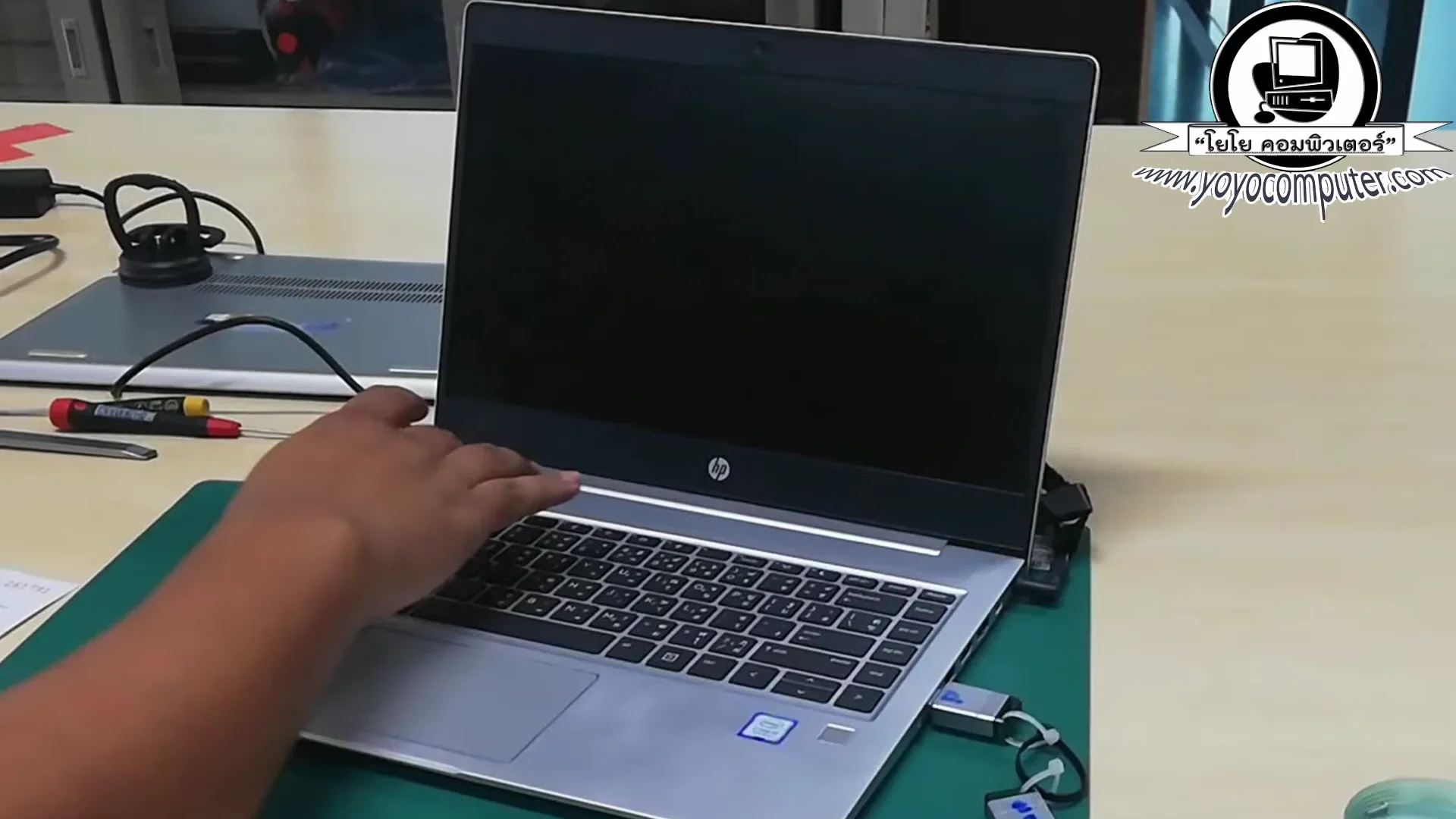 คอมพิวเตอร์รุ่นใหม่นะครับส่วนใหญ่จะมี น็อตแล้วก็แต่เกาะเนี่ยสามารถเลื่อนสไลด์...
