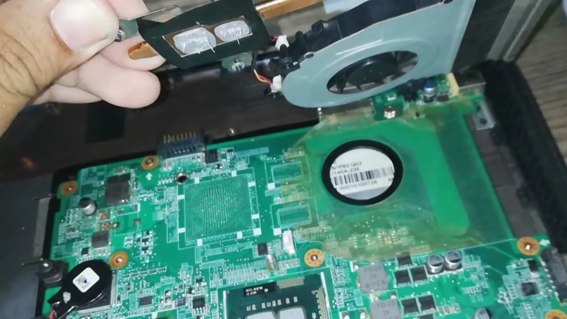 วิธีบีบซิลิโคนจุดเดียวตรงกลาง CPU
