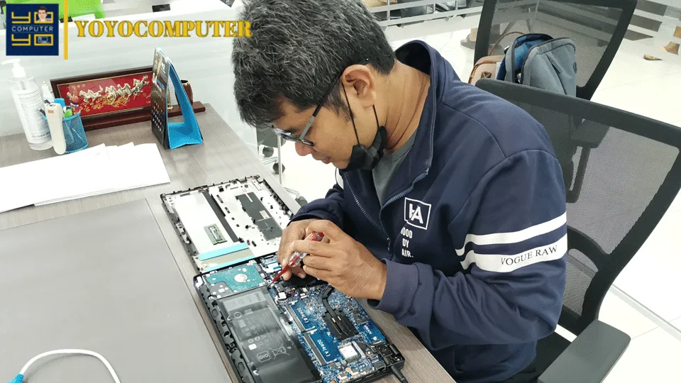 ช่างซ่อมคอมพิวเตอร์สระบุรี กำลังซ่อมเมนบอร์ด - โยโยคอมพิวเตอร์